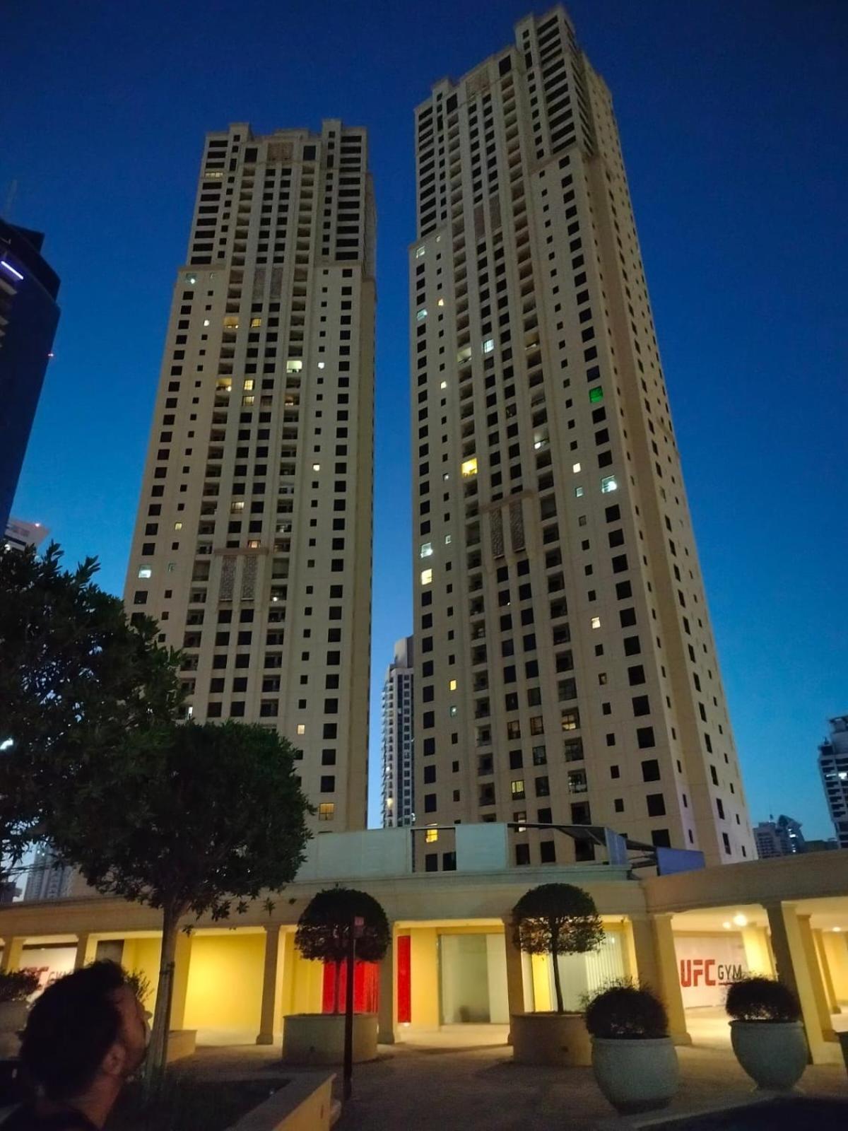 Sansa's Beach Hostel Dubai Exteriör bild